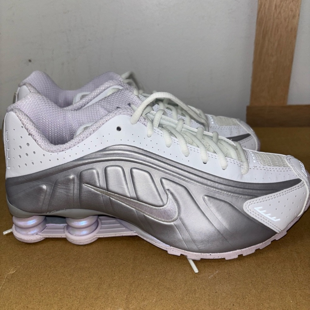 Nike shox R4  White Metallic silver Sneakers size 8 New without box